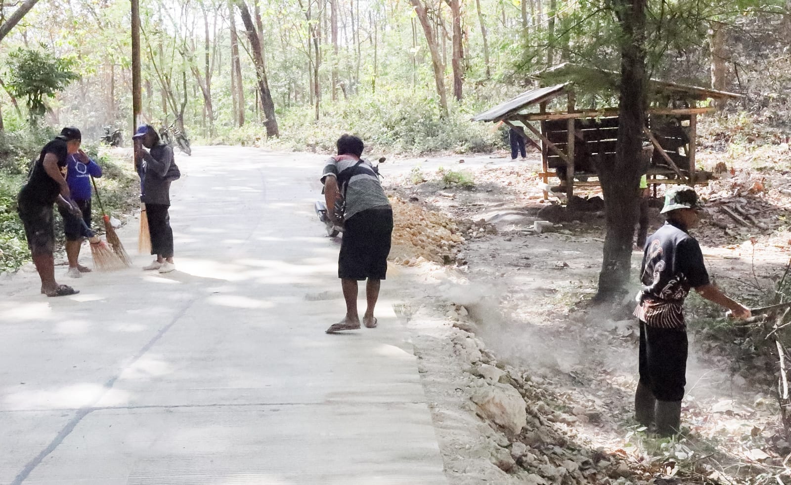 Jelang Penutupan, Warga Soko dan Satgas TMMD 125 Bojonegoro Laksanakan Kerja Bakti
