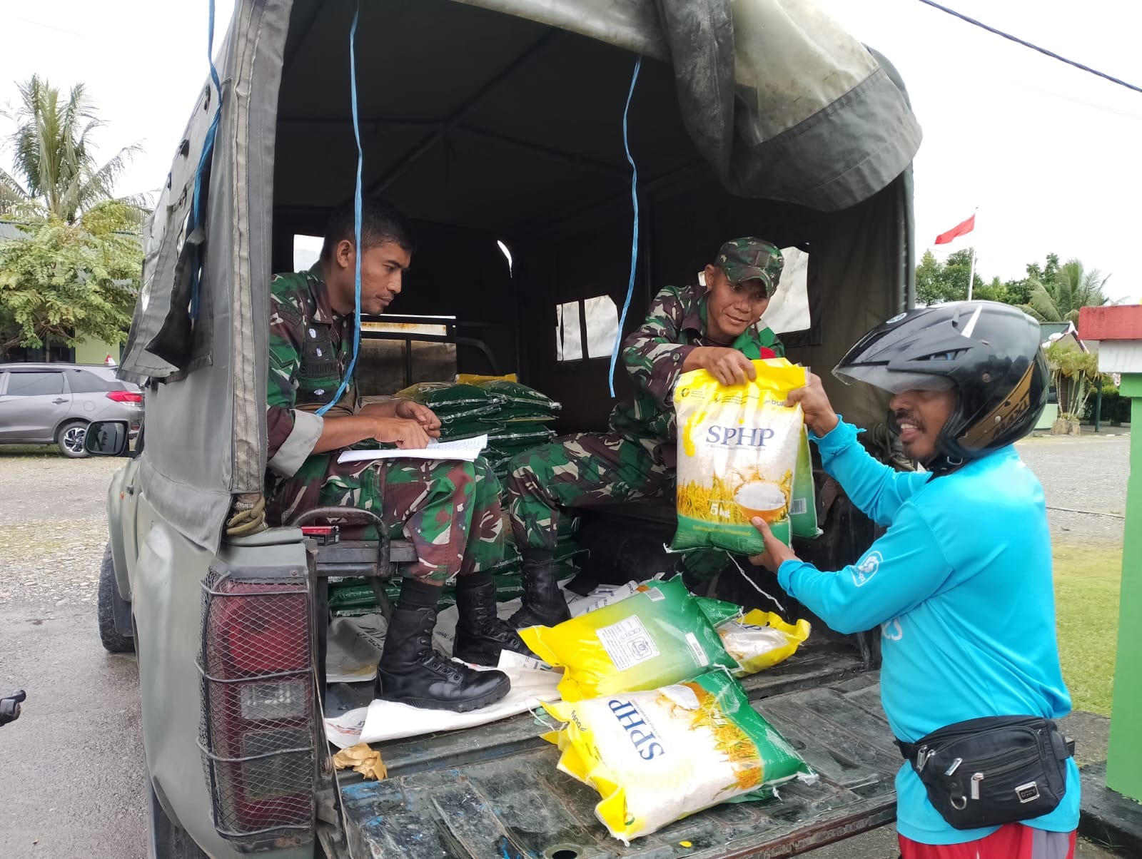 Dukung Program Pemerintah Stabilkan Harga Beras, Kodim 1710/Mimika Gencarkan Gerakan Pangan Murah Untuk Warga Mimika