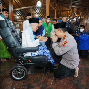 Kunjungi 2 Ponpes di Jatim, Kapolri: Amanat Presiden Menjaga Kerukunan