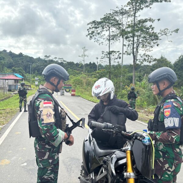 Ciptakan Stabilitas Keamanan Satgas Yonif 410/Alugoro Pos Kout Gelar Pemeriksaan di Jalan Lintas Trans Papua