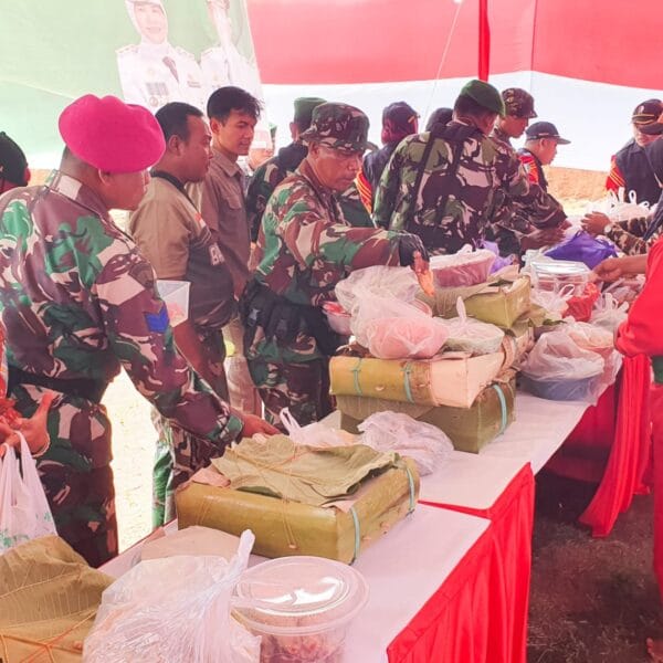 Ungkapan Syukur dan Terima Kasih, Warga Soko Sediakan 30 Nasi Tumpeng untuk Satgas TMMD 125 Bojonegoro