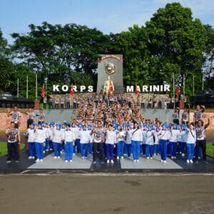 Danyonif 2 Marinir Beserta Seluruh Perwira Berikan Hadiah kepada Pemenang Lomba dalam Rangka HUT Batalyon Infanteri 2 Marinir