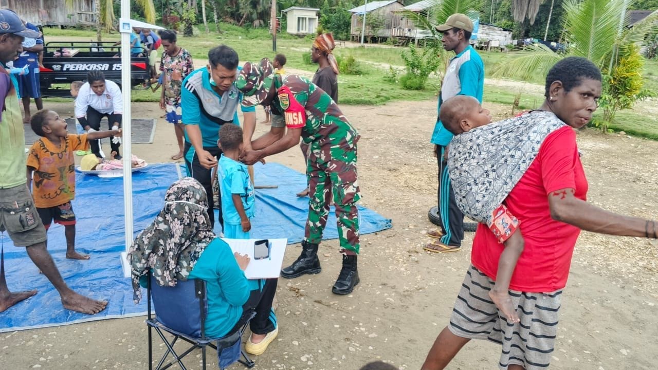 Babinsa Koramil 1710-01/Kokonao Dampingi Petugas Puskesmas Melaksanakan Pelayanan Kepada Masyarakat