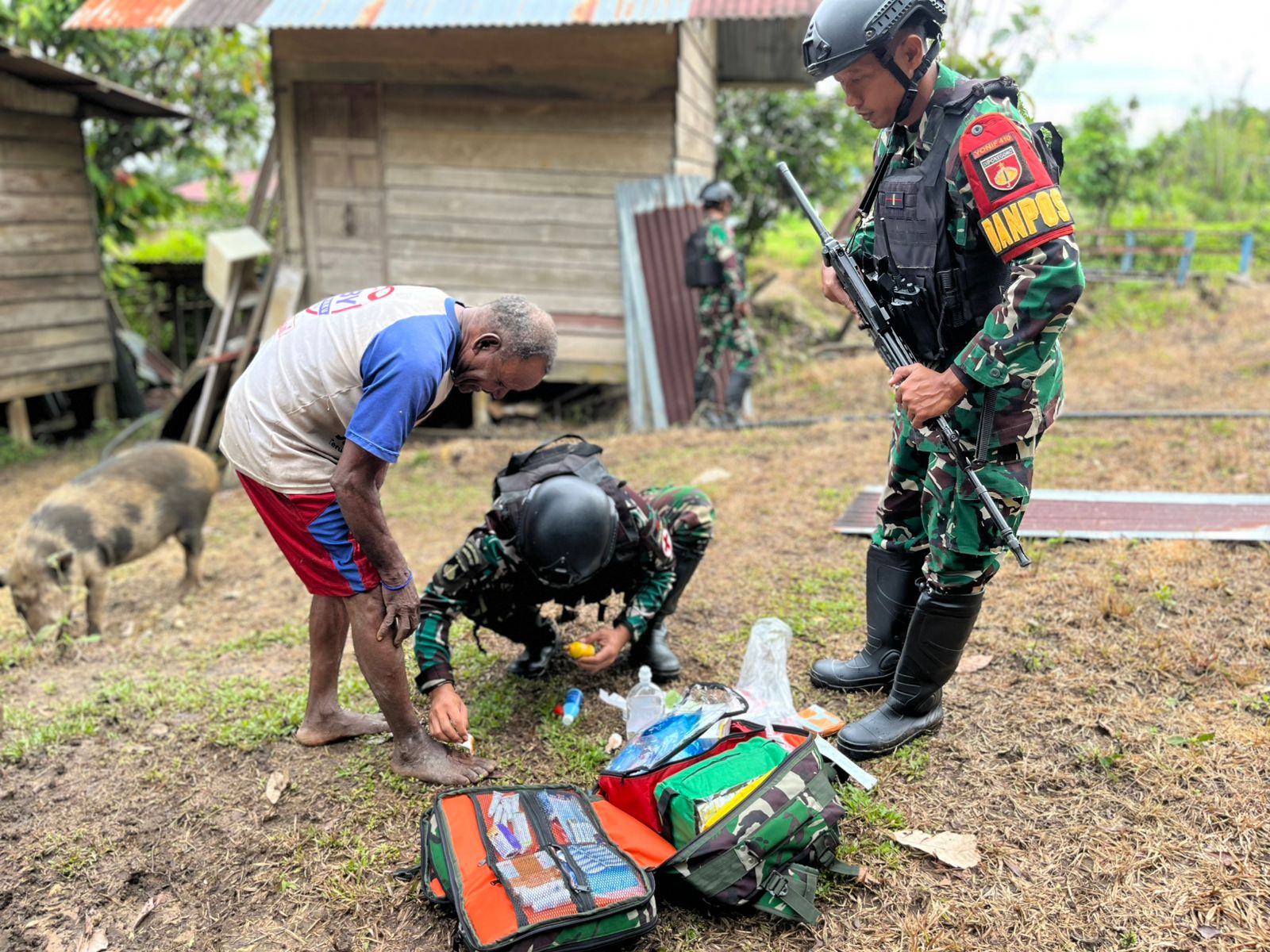 Pelayanan Kesehatan Gratis Untuk Masyarakat Di Perbatasan Dari Satgas Pamtas RI-PNG Yonif 410/Alugoro