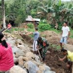 Semangat Kebersamaan, Babinsa Bersama Warga Gotong Royong Bangun Pondasi Gereja