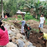 Semangat Kebersamaan, Babinsa Bersama Warga Gotong Royong Bangun Pondasi Gereja
