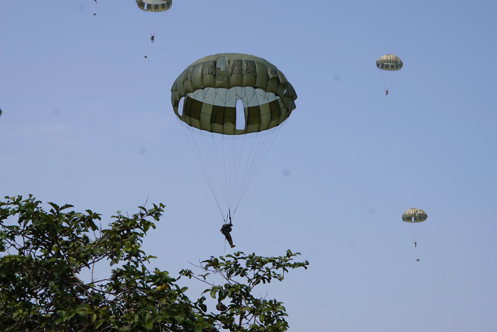 Airborne Operations: Prajurit TNI dan Pasukan Multinasional Kuasai Langit Baturaja