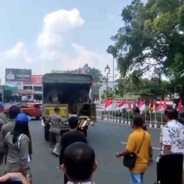 Satpol PP Pati Bubarkan Posko Donasi Tolak Kenaikan PBB, Massa Ricuh dan Duduki Truk