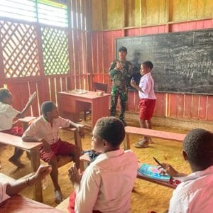Tanamkan Jiwa Nasionalisme dan Patriotisme, Satgas Yonif 126/KC Mengajar di SD Inpres Ican Tanamkan Jiwa Nasionalisme dan Patriotisme, Satgas Yonif 126/KC Mengajar di SD Inpres Ican