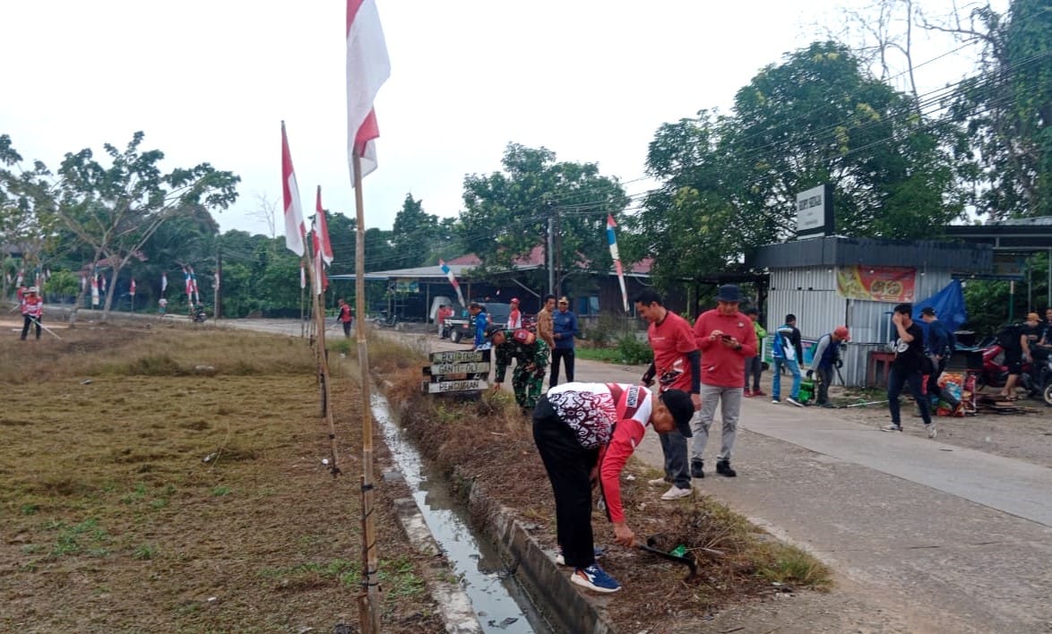 Ciptakan Lingkungan Bersih Dan Sehat, Babinsa Bersama Warga Kompak Gotong Royong