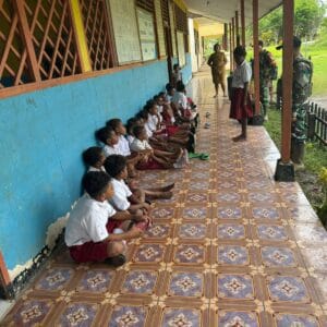 Gadik Merah Putih Satgas Yonif 312/KH, Disiplinkan Langkah, Satukan Hati Anak Negeri Gadik Merah Putih Satgas Yonif 312/KH, Disiplinkan Langkah, Satukan Hati Anak Negeri