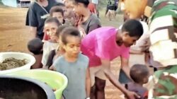 Satgas Yonif 126/KC Berbagi Berkah di Inggembit : Makan Bergizi dan Pemeriksaan Kesehatan Gratis