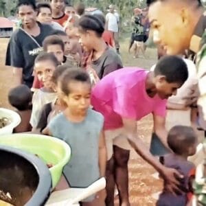 Satgas Yonif 126/KC Berbagi Berkah di Inggembit : Makan Bergizi dan Pemeriksaan Kesehatan Gratis Satgas Yonif 126/KC Berbagi Berkah di Inggembit : Makan Bergizi dan Pemeriksaan Kesehatan Gratis