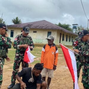 Hangatnya Perayaan HUT RI di Perbatasan: TNI dan Warga Upkim Bersatu, Kibarkan Merah Putih Hangatnya Perayaan HUT RI di Perbatasan: TNI dan Warga Upkim Bersatu, Kibarkan Merah Putih