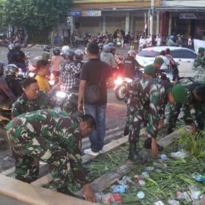 Aksi Mulia Pasca Demo, Anggota Kodim 0718/Pati Berjibaku Dengan Masyarakat Bersihkan Sampah Aksi Mulia Pasca Demo, Anggota Kodim 0718/Pati Berjibaku Dengan Masyarakat Bersihkan Sampah
