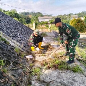 Wujudkan Lingkungan Bersih, Anggota Koramil Lakukan Pemeliharaan Pangkalan