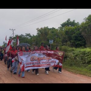 Prajurit dan Warga Bergembira di Karnaval Merah Putih Perbatasan Prajurit dan Warga Bergembira di Karnaval Merah Putih Perbatasan
