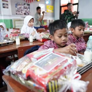 TNI Kawal Penuh Program Makan Bergizi Gratis untuk Anak Bangsa TNI Kawal Penuh Program Makan Bergizi Gratis untuk Anak Bangsa