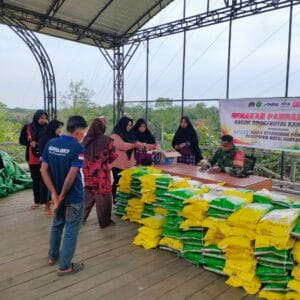 Gerakan Pangan Murah, Koramil Loa Kulu Sediakan 340 Karung Beras SPHP Bagi Warga Desa Margahayu