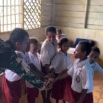 Prajurit TNI Jadi Pengajar Bantu Cerdaskan Anak-Anak di Kampung Upkim, Boven Digoel