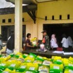 Koramil Loa Janan Sediakan 3 Ton Beras SPHP Bagi Warga Desa Purwajaya