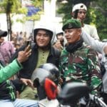 Ditengah Aksi Massa, TNI Hadir Mengedepankan Semangat Persatuan dan Kebersamaan