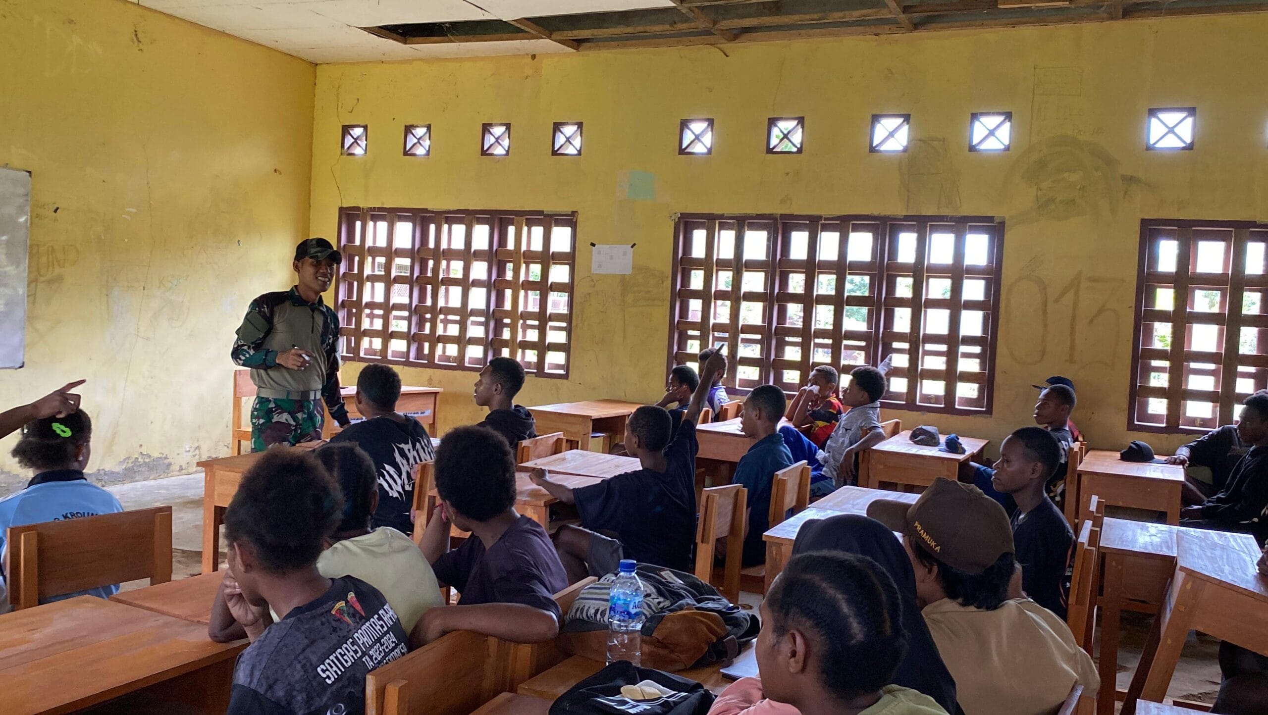 TNI Tanamkan Wawasan Kebangsaan dan Asah Kemampuan Berhitung di SMP Krounjendit Mindiptana