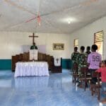 Satgas Yonif 312/KH dan Jemaat Bupul 12 Rayakan Kebersamaan dalam Ibadah Minggu