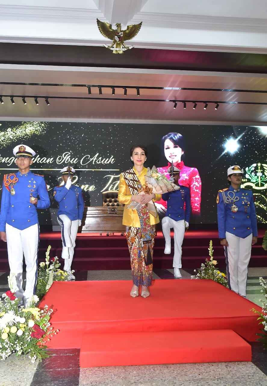 Ny. Tanya Rano Tilaar Resmi Dikukuhkan Sebagai Ibu Asuh Taruna Akmil