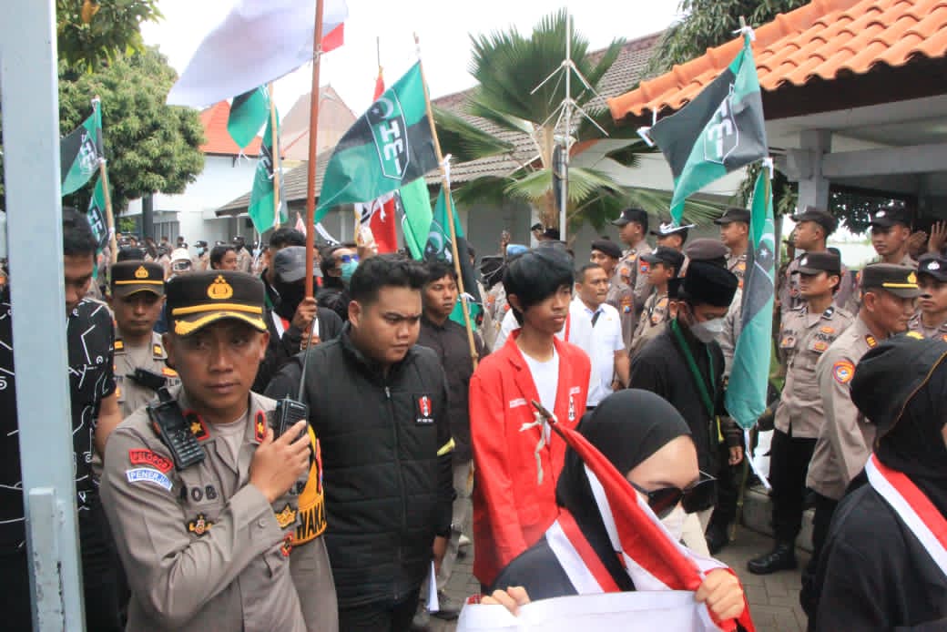 Mahasiswa Tuban Desak DPRD Evaluasi Pengadaan Mobil Dinas Rp2,2 Miliar