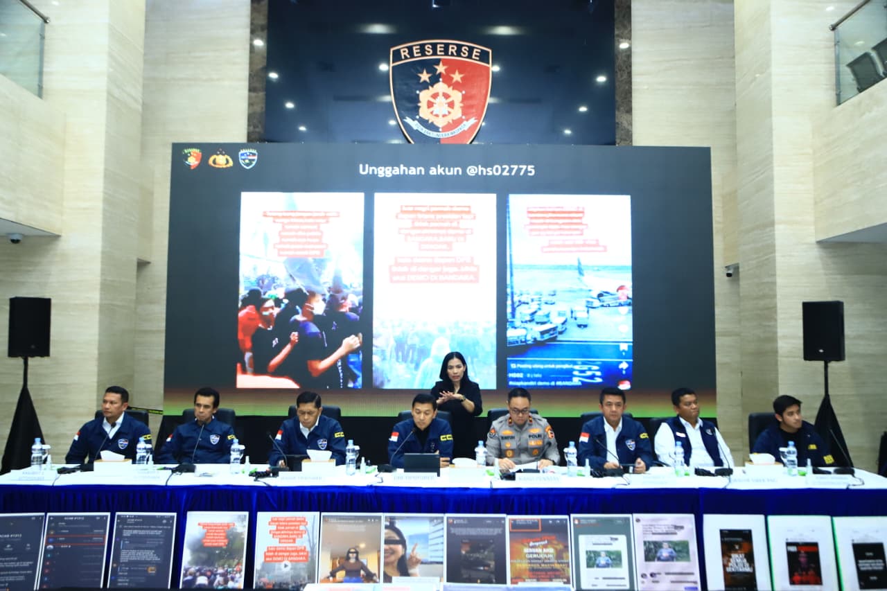 Polri Tegas Tindak Akun Provokatif Demi Jaga Stabilitas Nasional Polri Tegas Tindak Akun Provokatif Demi Jaga Stabilitas Nasional