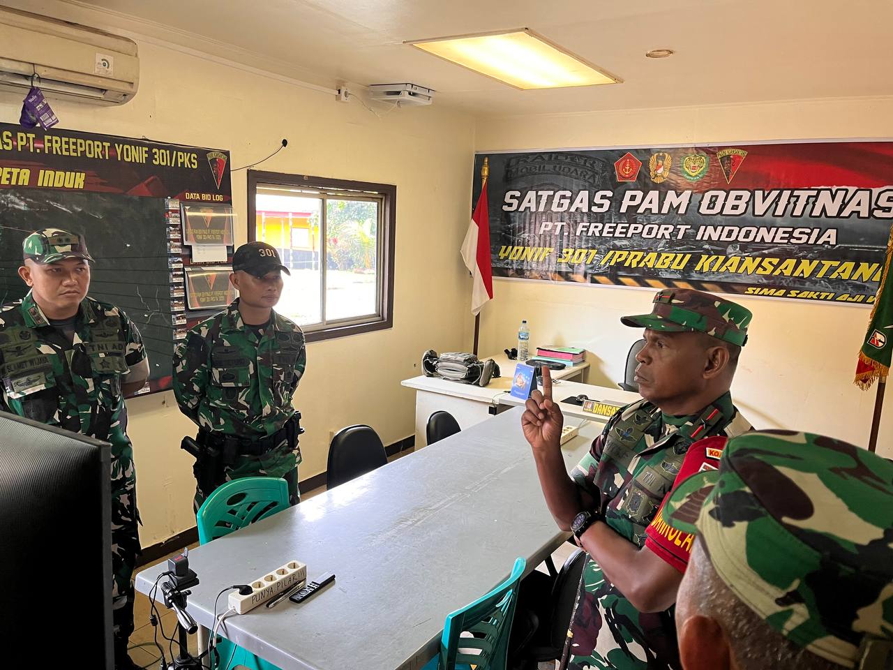 Dandim 1710/Mimika Dampingi Danrem 173/PVB Untuk Meninjau Pos Pengamanan