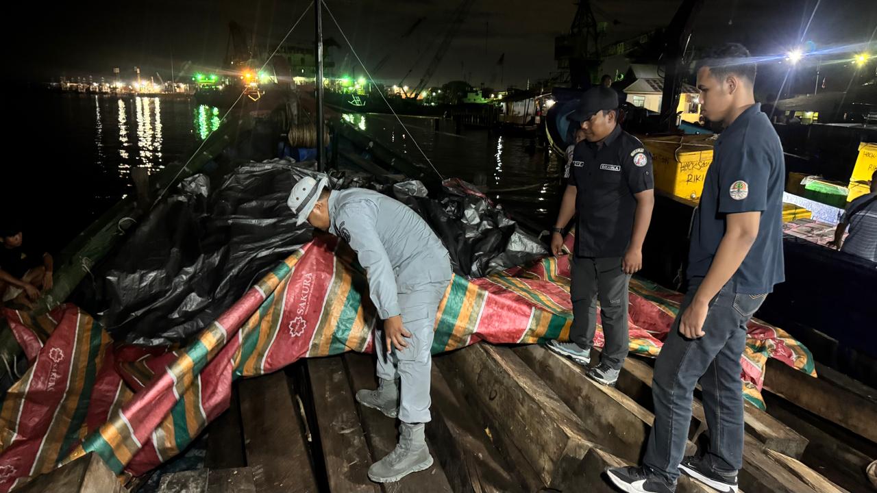 Bakamla RI dan Kemenhut Amankan Kayu Olahan Ilegal di Batam