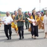 Jejak Baru di Bumi Kasuari: Pangdam XVIII/Kasuari Disambut Adat Injak Piring