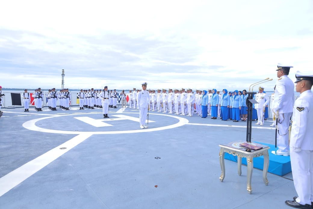 Hut TNI Angkatan Laut, Koarmada III Gelar Upacara di Geladak KRI Teluk Wondama-527
