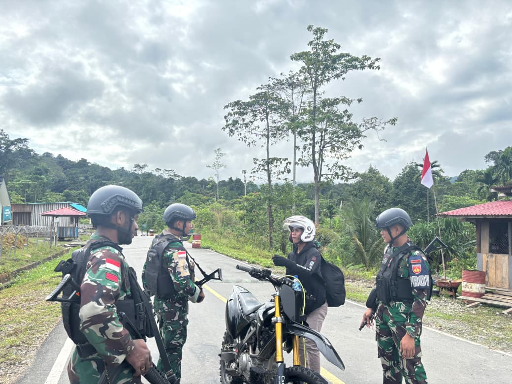 Satgas Pamtas RI-PNG Kewilayahan Yonif 410/Alugoro Gelar Pemeriksaan di Jalan Trans Papua