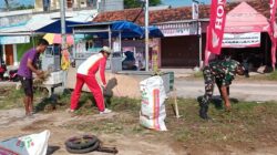 Sambut HUT TNI Ke-80, TNI Bancar Tuban Bersih Desa Bersama Warga