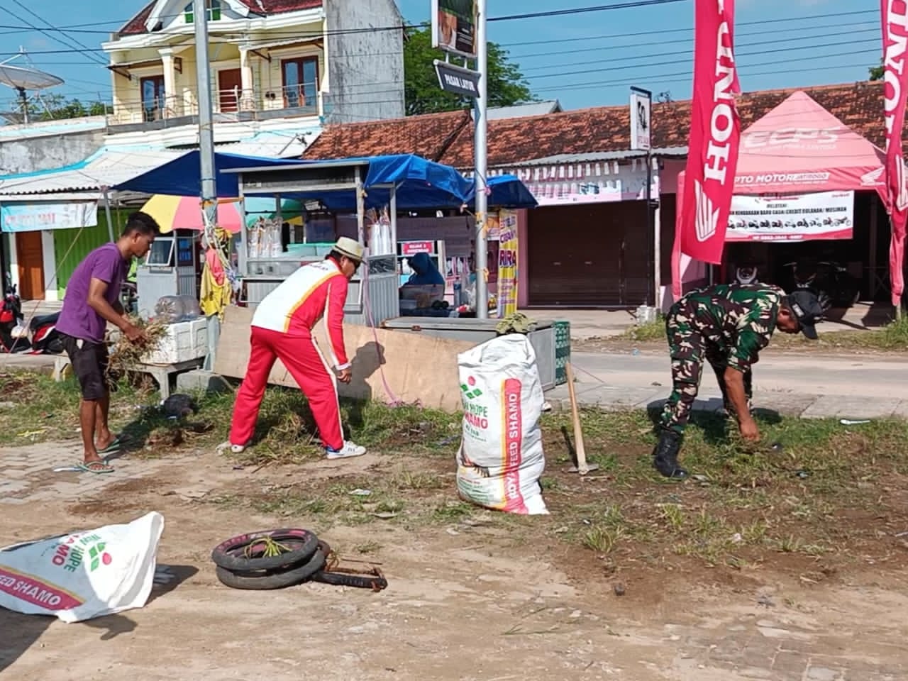 Sambut HUT TNI Ke-80, TNI Bancar Tuban Bersih Desa Bersama Warga