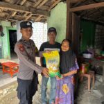 Bhabinkamtibmas Polsek Widang Bagikan Beras Gratis Kapolres Tuban