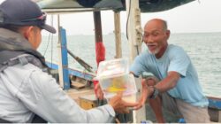 KN Tanjung Datu-301 Bagikan Sembako dan Edukasi Nelayan Banten