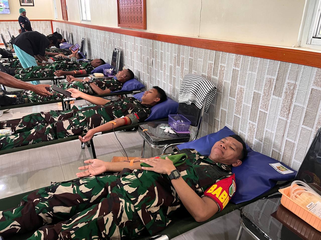 Sambut HUT Ke-80 TNI, Kodim 1710/Mimika Bersama Satuan TNI Se-Garnisun Mimika Gelar Bakti Sosial Donor Darah dan Pengobatan Umum