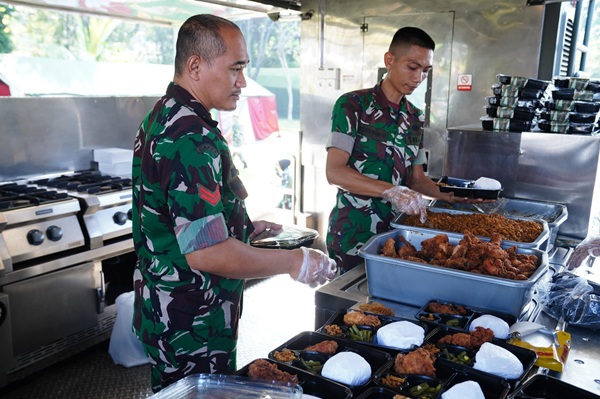 Ribuan Warga Nikmati 15.000 Porsi Makan Gratis di Monas