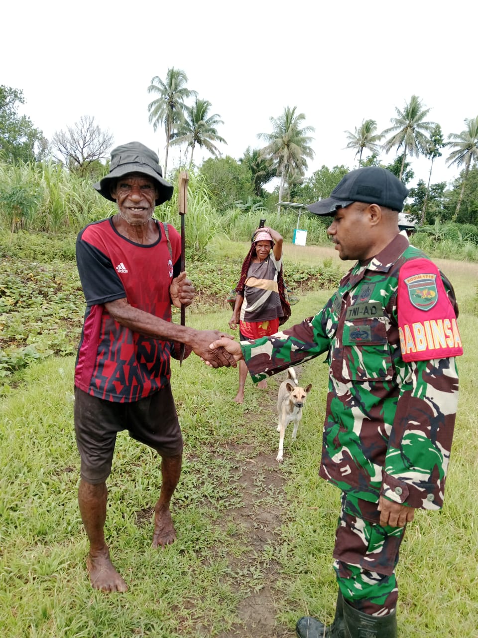 Jelang HUT TNI Ke-80, Babinsa Koramil 1715-07/Suru-Suru Kodim 1715/Yahukimo Melaksanakan Kegiatan Komsos Dengan Masyarakat di Kampung Brimono Distrik Suru-Suru