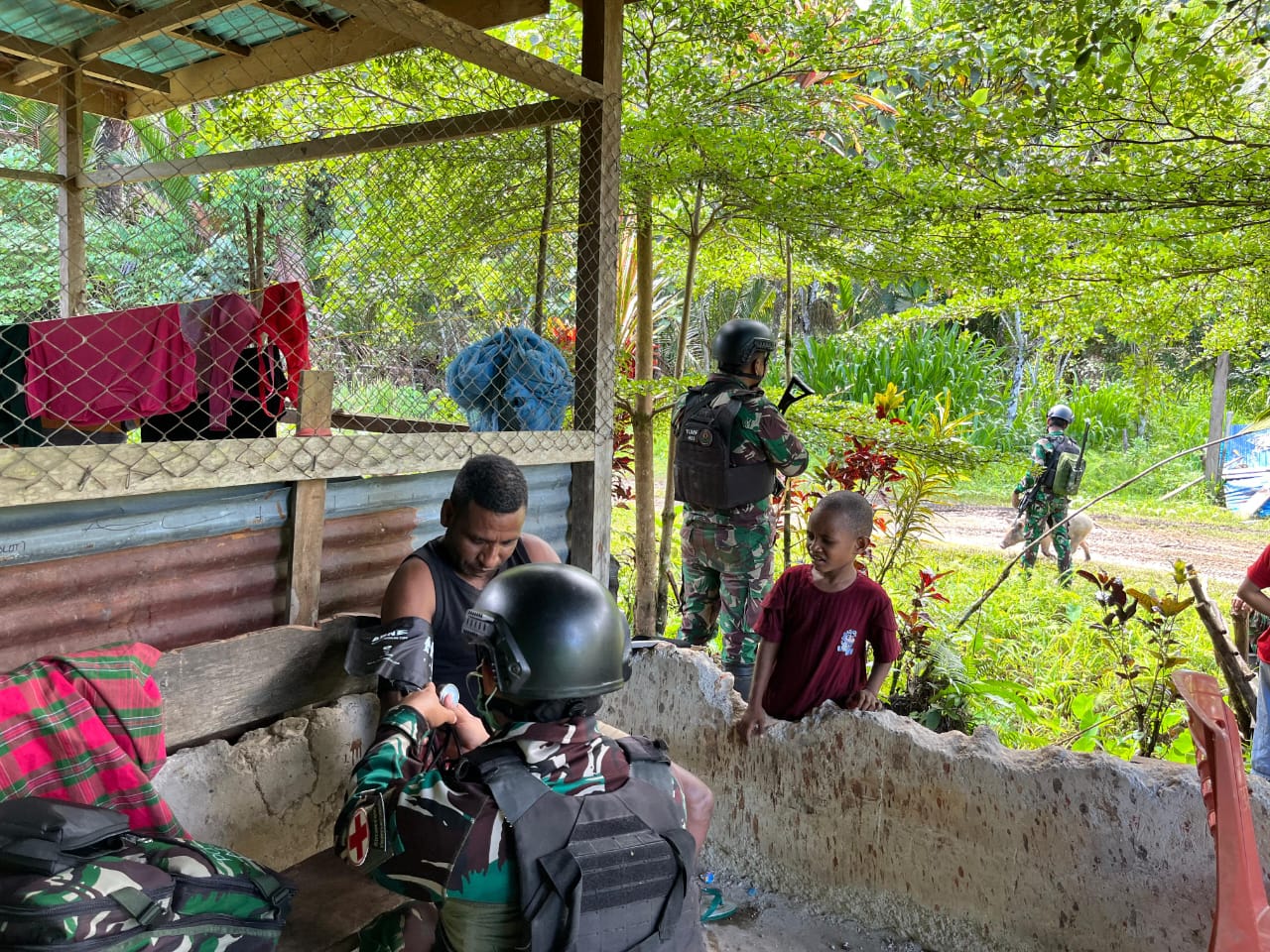 Pelayanan Kesehatan Door to Door Satgas Yonif 410/Alugoro Pelayanan Kesehatan Door to Door Satgas Yonif 410/Alugoro