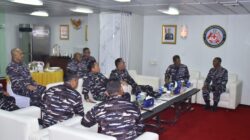 Pangkoarmada III Tiba di Wanam, menerima Courtesy Call Dankodaeral XI di KRI WSH-991