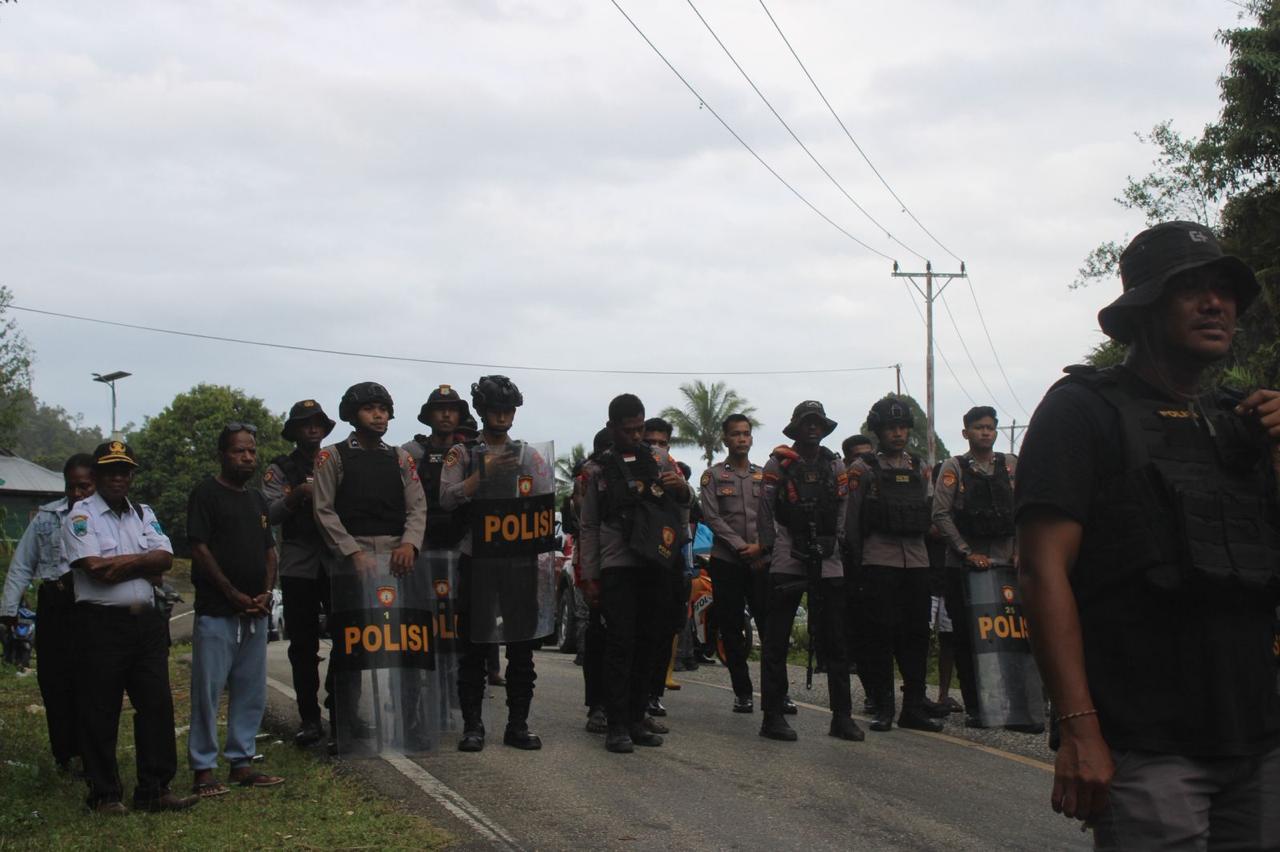 Polres Maybrat Amankan Aksi Pemalangan Jalan Utama di Susumuk Terkait Kasus Pengeroyokan Polres Maybrat Amankan Aksi Pemalangan Jalan Utama di Susumuk Terkait Kasus Pengeroyokan
