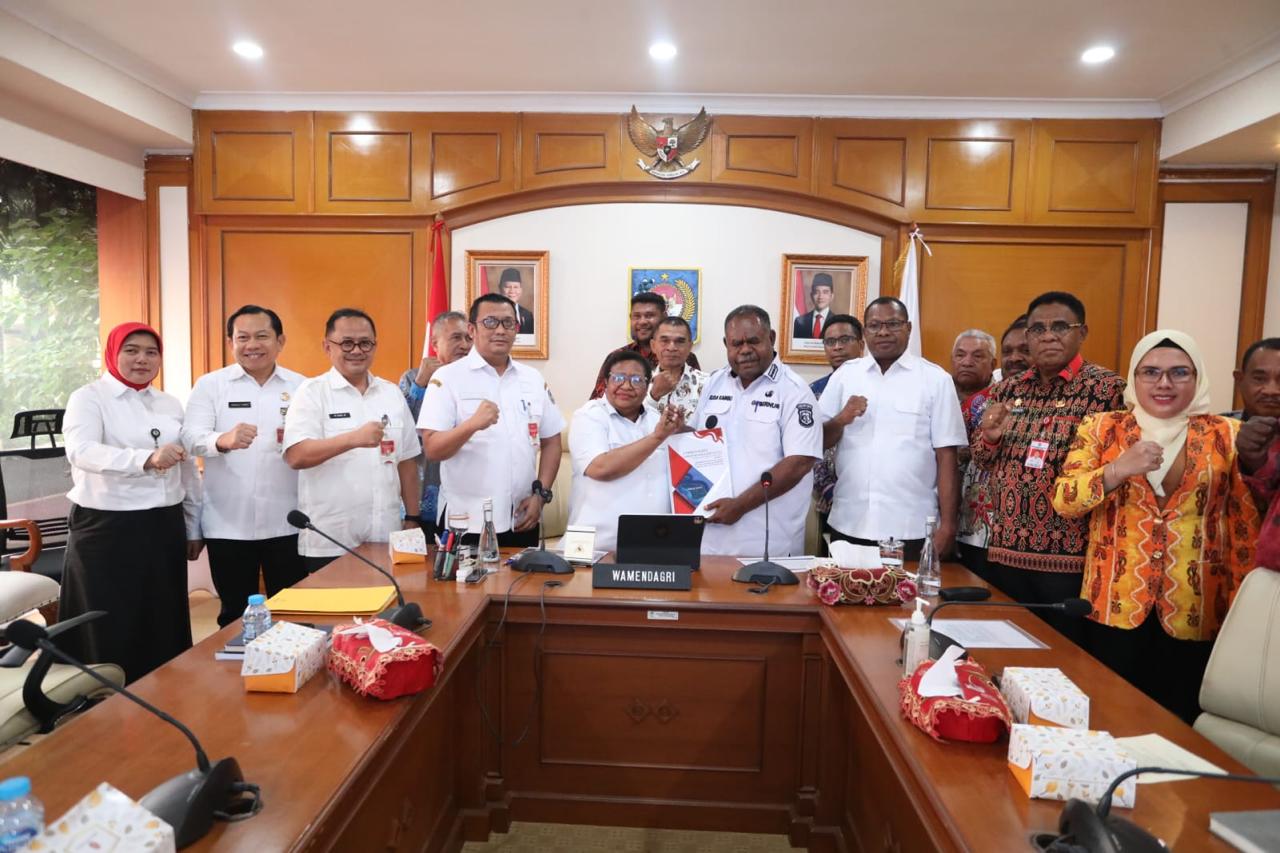 Gubernur Papua Barat Daya Desak Pengembalian Tiga Pulau ke Raja Ampat Gubernur Papua Barat Daya Desak Pengembalian Tiga Pulau ke Raja Ampat