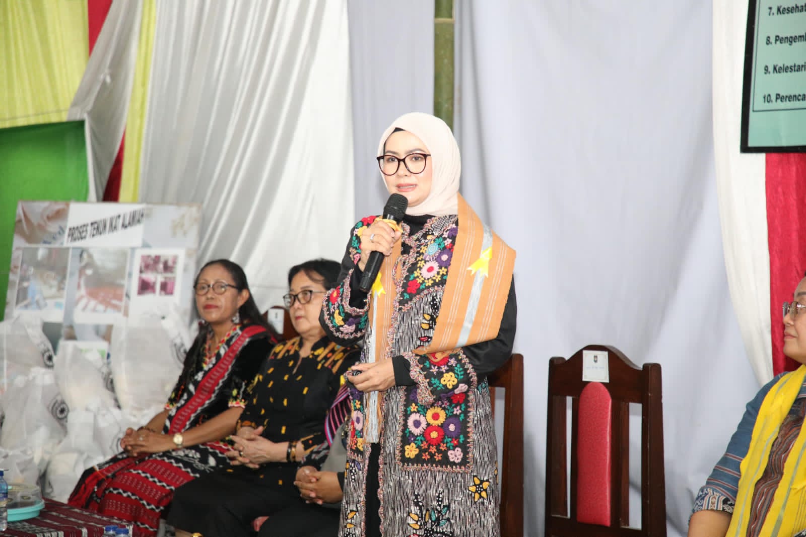 Tinjau Hasil Kerajinan Tenun di NTT, Yane Bima Arya Dorong Peningkatan Kualitas dan Penguatan Peran Keluarga Tinjau Hasil Kerajinan Tenun di NTT, Yane Bima Arya Dorong Peningkatan Kualitas dan Penguatan Peran Keluarga