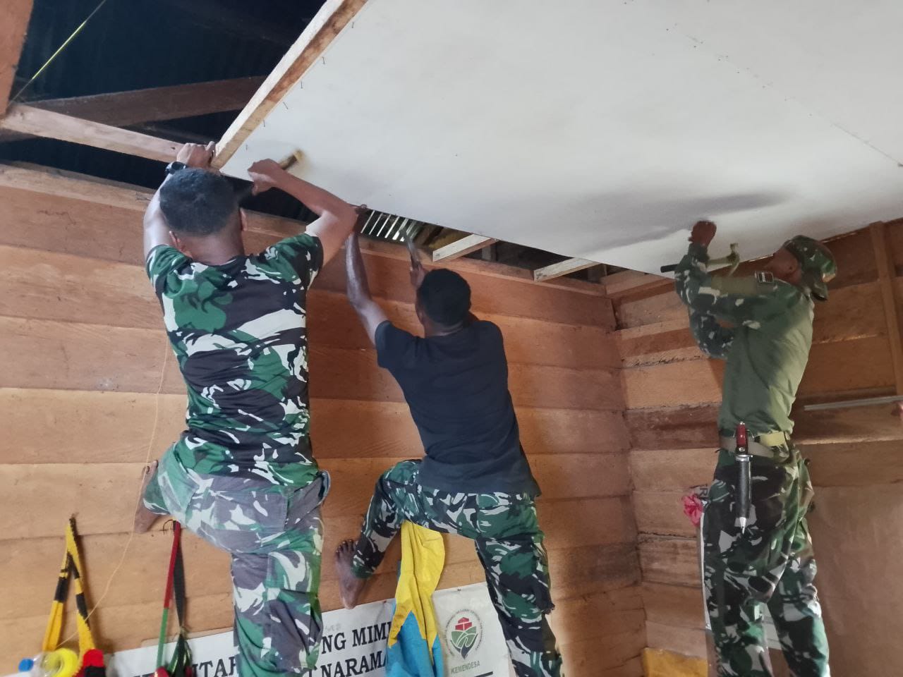 Bantu Warga Kurang Mampu Jelang Peringatan HUT Ke-80 TNI, Kodim 1710/Mimika Perbaiki Rumah Tidak Layak Huni