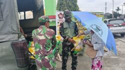 Jaga Kestabilan Harga Beras, Para Babinsa Dari Kodim 1710/Mimika Bekerja Sama Dengan Perum Bulog Terus Menjual Beras SPHP Untuk Warga Mimika